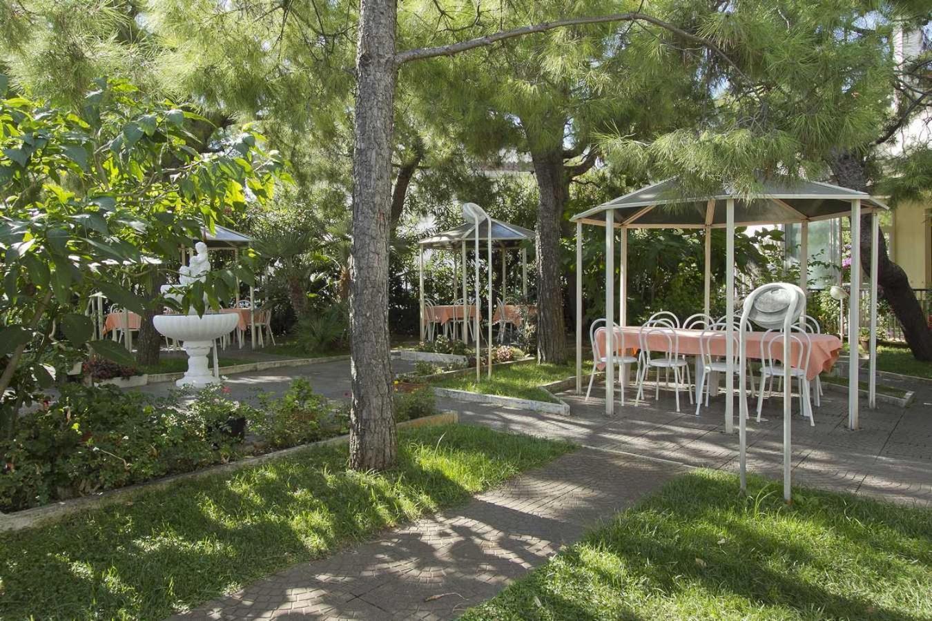 Hotel La Maestra กรอตตัมมาเร ภายนอก รูปภาพ